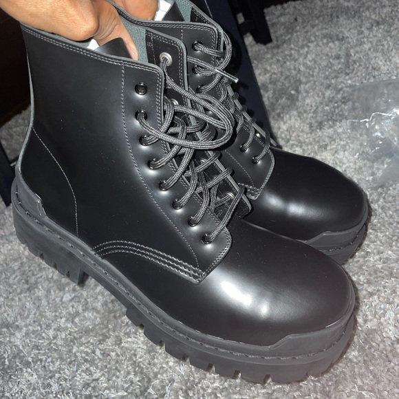 Black Balenciaga boots fresh and never worn - Picture 3 of 3